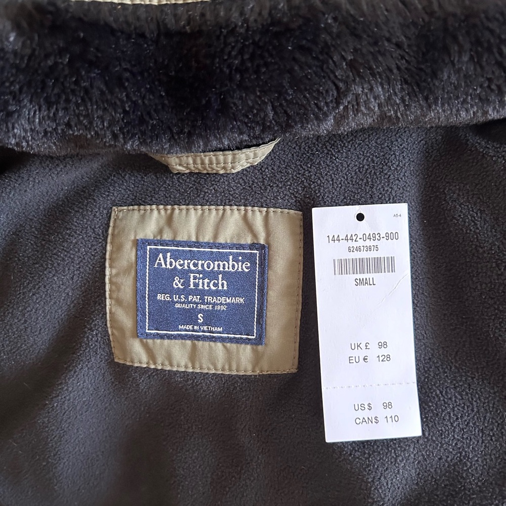 A&F Puffer Vest - Picture 6 of 6